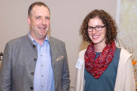 Foto: Peter Behrens Raphaela Gerlach, AdJ, wurde von den Staudengärtnern und speziell von Michael Moll herzlich bei der Wintertagung empfangen. Der BdS unterstützt das Netzwerk junger Staudengärtner der AdJ.